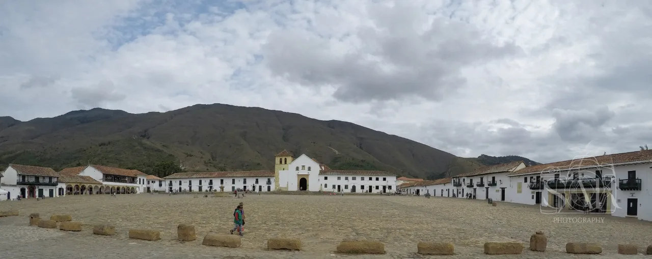 Vista panorámica de un pueblo entre montañas en Boyacá