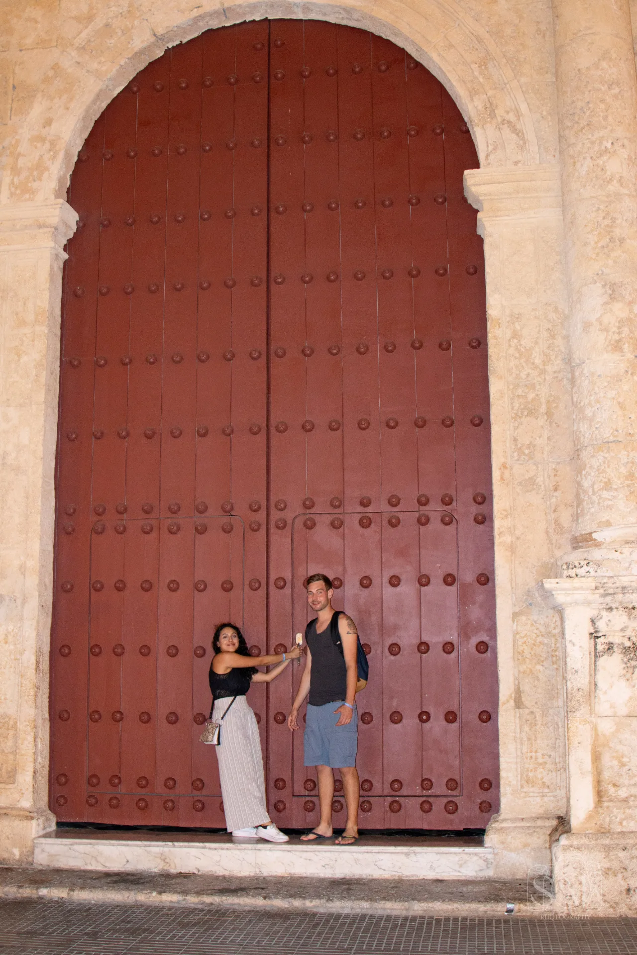 Fachada colonial con una puerta roja en Cartagena de Indias