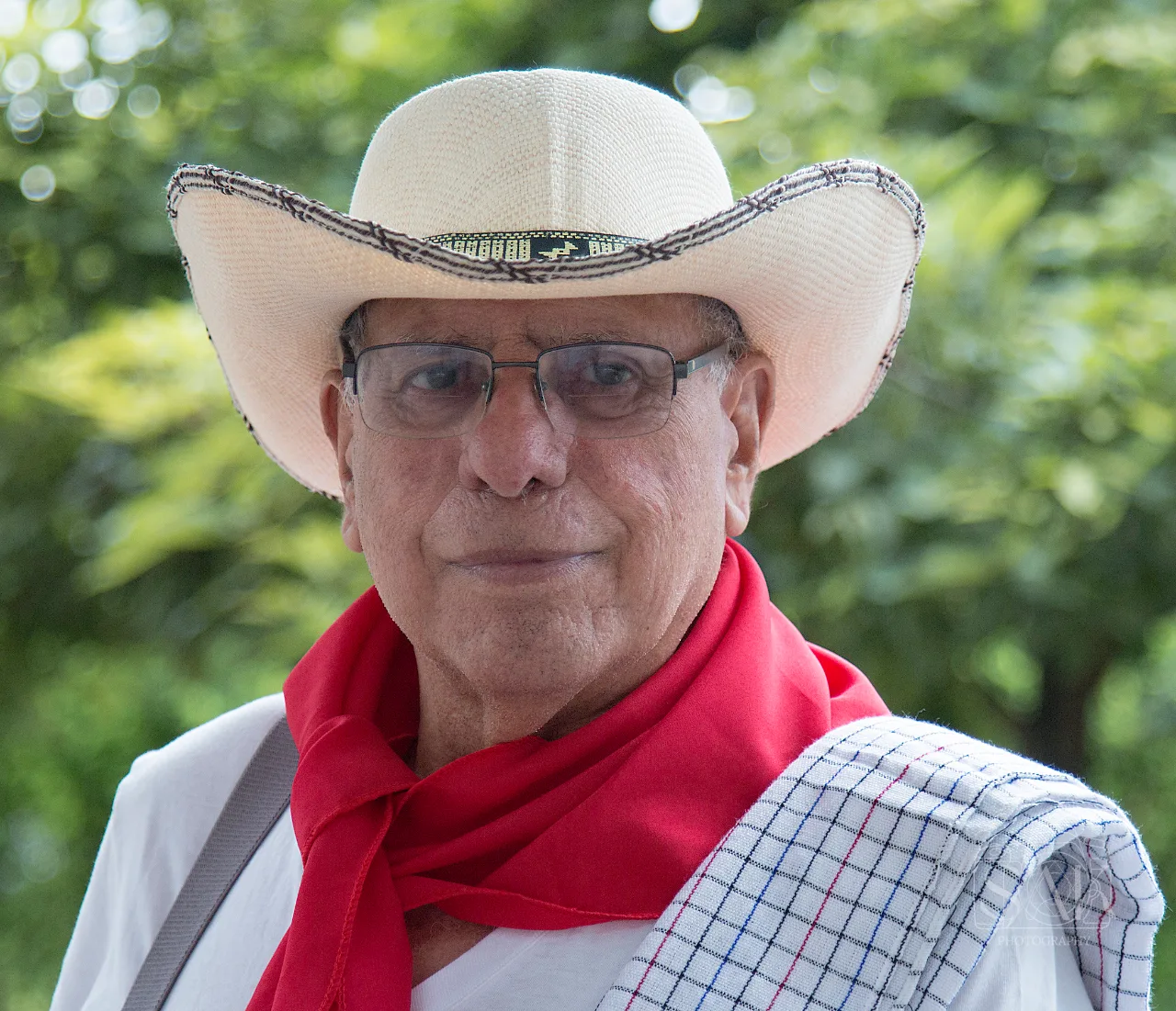 Retrato de un campesino con sombrero y pañuelo rojo