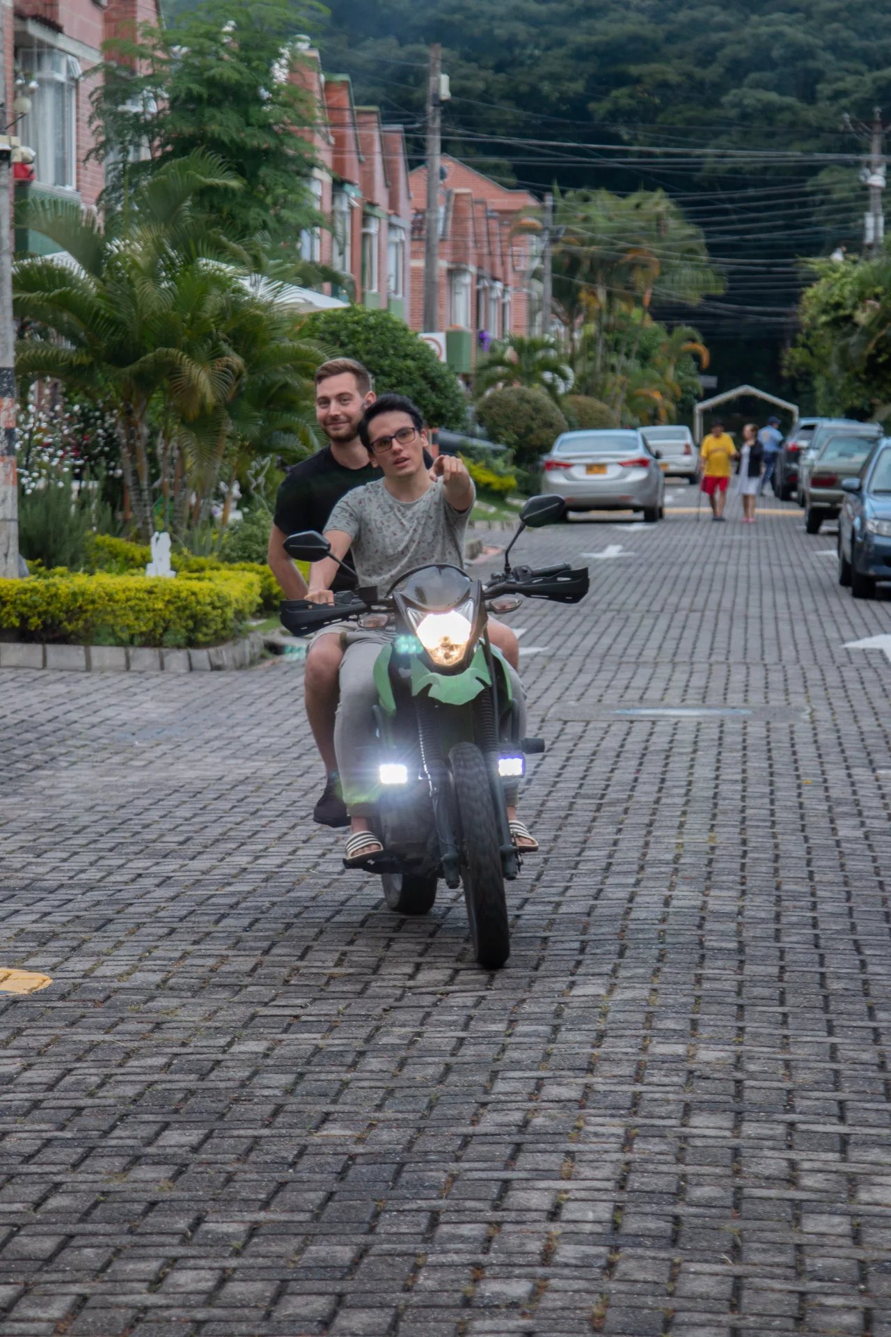 Calle empedrada de un pueblo del Tolima con una moto